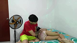 Hermanastra caliente abre el culo para meter la polla - sexo casero