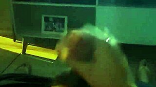 ผู้ชายชักว่าวที่บ้านแล้วแตก