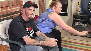 Kandi Quinn, mijn schattige 18+ bunny, stuitert hard op bank in doggystyle.