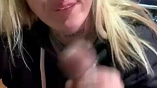 Hän anelee suuhun laukeamista seksikohtauksessa