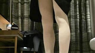 Femboy trans in abito nero fa sega con sborrata