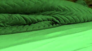 Partage le lit avec ma belle-sœur, son gros cul me fait la pilonner