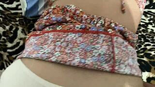 La vio distraída y no se pudo resistir a follarla, follando a la latina amateur en su distracción