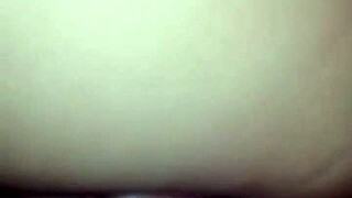 Putita calenturienta en bata dando co�o