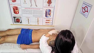 Sexy brunette verpleegster maakt jonge 18+ patiënt heel hard tijdens workout sessie 😏