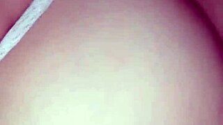 Putita calenturienta en bata dando co�o