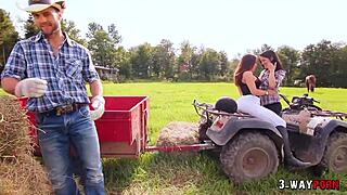 दो बेब्स फार्म के बाहर रैंच बॉय से फक होतीं