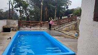 Bricklayer Convinces Boss's Wife For Blowjob In Bathroom!