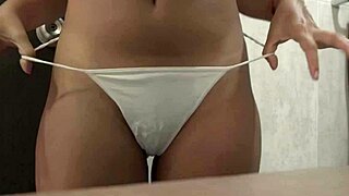 mishell esta desesperada y sale a buscar una buena polla