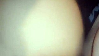 Putita calenturienta en bata dando co�o