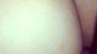 Putita calenturienta en bata dando co�o