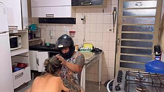 Nøgen for budbringeren - han knuller mig hårdt med røv der ryster