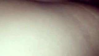 Putita calenturienta en bata dando co�o