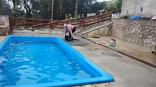 Bricklayer Convinces Boss's Wife For Blowjob In Bathroom!