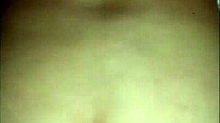 Despertando a la hermana de mi amiga a punta de verga desbaratando la cama