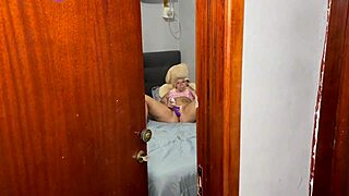 peguei minha enteada trocando de roupa peladinha e ela me chamou para entrar