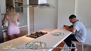 밀프 의붓아들 첫 섹스 도와줘