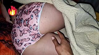 i'm mi pequeño hermanastro viene a escondidas a mi habitación para que le quite la virginidad