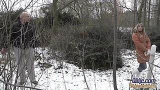 Ξανθιά δελεάζει παππού, πιπιλάει καυλί, γαμάει στο στόμα σκληρά