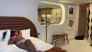 Depois de Massagem, India É Fodida com Creampie na Buceta Apertada