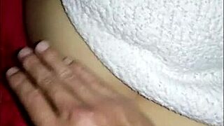 Despertando a la hermana de mi amiga a punta de verga desbaratando la cama