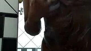 morena gostosa no banho 😍