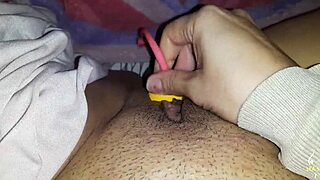 me despierto con ganas de tocarme el coño, no puedo evitar ensuciarme los dedos