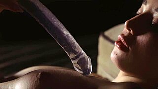 Koukám na tu krásnou holku jak si detailně masturbuje dildem