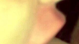 Ловлю горячую замужнюю женщину, наполняющую киску молоком, полное видео без цензуры