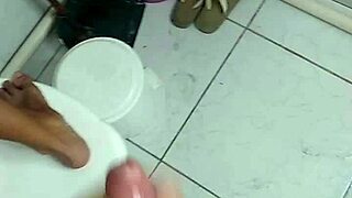 brazilian guy jerks off on christmas before dinner 🎄🍆