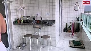 contratei essa empregada que delícia ver ela com esse shorts eu não consigo me segurar