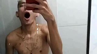 BATENDO PUNHETA NO BANHEIRO DEPOIS DO JOGO DE FUTEBOL