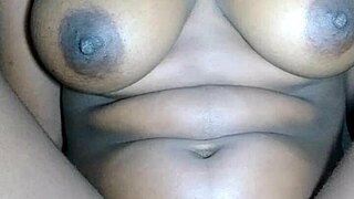 Jeg ser hendes afrikanske fisse blive kneppet til hun kommer