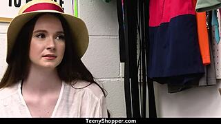 Pencuri remaja Hazel Moore dihadap oleh polis mall Dorian Del Isla.