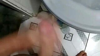 BATENDO PUNHETA NO BANHEIRO DEPOIS DO JOGO DE FUTEBOL