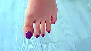 Watch this desi college girl masturbate sensually under her skirt!