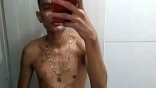 BATENDO PUNHETA NO BANHEIRO DEPOIS DO JOGO DE FUTEBOL