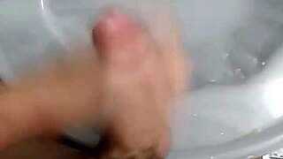 BATENDO PUNHETA NO BANHEIRO DEPOIS DO JOGO DE FUTEBOL