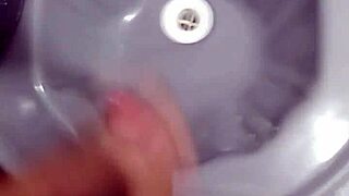 BATENDO PUNHETA NO BANHEIRO DEPOIS DO JOGO DE FUTEBOL