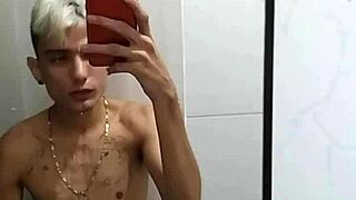 BATENDO PUNHETA NO BANHEIRO DEPOIS DO JOGO DE FUTEBOL