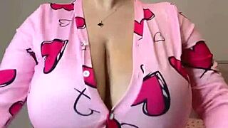 hot babe with big natural tits dancin cowardly, makin me crazy 😍