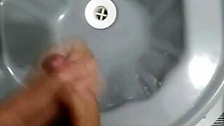 BATENDO PUNHETA NO BANHEIRO DEPOIS DO JOGO DE FUTEBOL