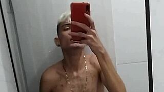 BATENDO PUNHETA NO BANHEIRO DEPOIS DO JOGO DE FUTEBOL