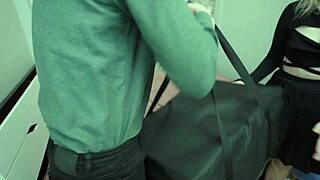 Začinjavamo spavaću sobu naivnom igračkom, jašem i svršavam jako