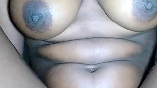 Pozerám, ako sa šuká jej africká pička až príde