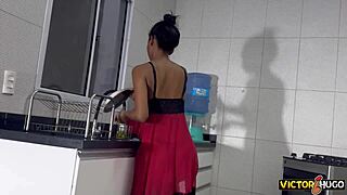 Casada gemendo alto na cozinha antes de toma no cuzinho guloso