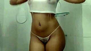 Culona ense�a toda la raja mientras se va calateando