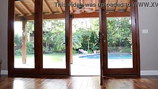 Anna duplamente penetrada pelo irmão postiço e amigo ao ar livre