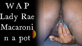 Lady Raex rasa emosi kuat jari memek punggung basah dekat close-up