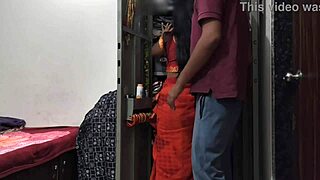 Maid owner ko kitchen mein blowjob deti hai